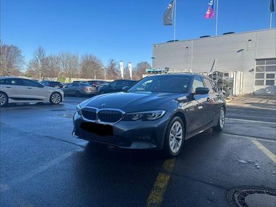 Grau Gebraucht 2021 BMW 318 Advantage Kombi | 17.949 € (Fairer Preis)