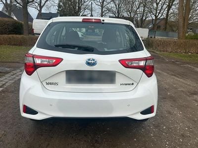 Gebraucht Toyota Yaris Hybrid 101 PS (74 kW) 2017 Weiß Kleinwagen