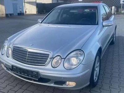 Silber Gebraucht 2003 Mercedes E220 Classic Limousine | 2.999 € (Fairer Preis)