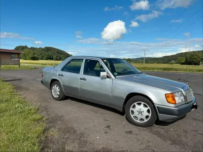 Gebraucht Mercedes E230 124 PS (91 kW) 1991 Silber Limousine