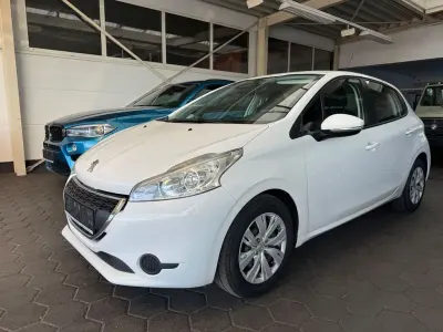 Gebraucht Peugeot 208 Active 82 PS (60 kW) 2014 Weiß Kleinwagen
