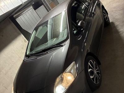 Grau Gebraucht 2007 Toyota Auris Limousine | 2.220 € (Fairer Preis)