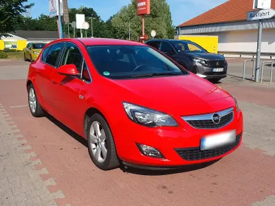 Gebraucht Opel Astra 140 PS (102 kW) 2011 Rot Limousine