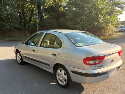 Gebraucht Renault Mégane 107 PS (78 kW) 2000 Silber Limousine