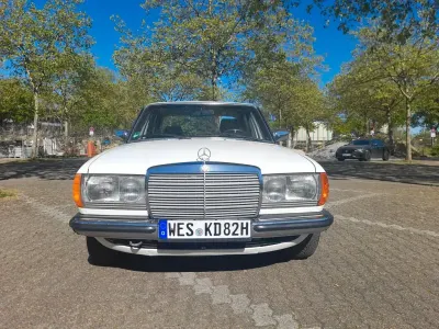 Brugt Mercedes E230 136 HK (100 kW) 1982 Hvid Sedan
