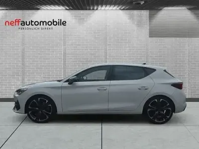 Używany Cupra Leon VZ 245 KM (180 kW) 2024 Biały Sedan/Limuzyna