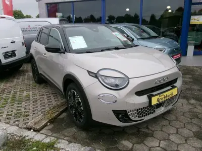 Neu Fiat 600E La Prima 114 kW (156 PS) 2025 Beige Limousine