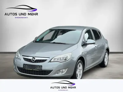 Używany Opel Astra Design Edition 101 KM (74 kW) 2011 Srebrny Sedan/Limuzyna