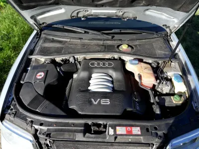 Używany Audi A4 Basis 165 KM (121 kW) 1999 Srebrny Sedan/Limuzyna