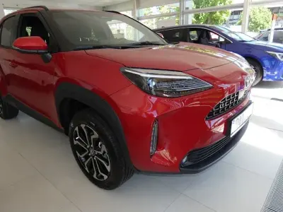 Neu Toyota Yaris Cross 130 PS (95 kW) 2026 Rot SUV