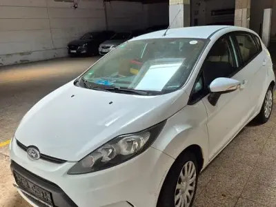 Gebraucht Ford Fiesta Trend 82 PS (60 kW) 2012 Weiß Limousine