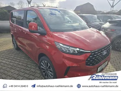 Neu Ford Tourneo Titanium 150 PS (110 kW) 2026 Artisan red Van / Kleinbus