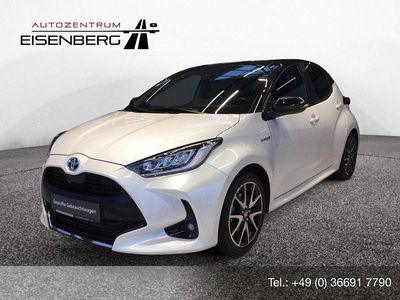 Platinweiss metallic, dach schwarz Gebraucht 2021 Toyota Yaris Hybrid Style Limousine | 19.430 € (Fairer Preis)