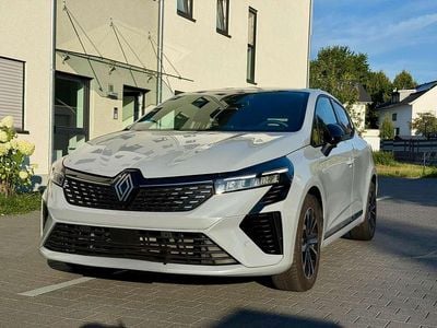 Grau Gebraucht 2024 Renault Clio V Techno Kleinwagen | 17.500 € (Etwas zu teuer)