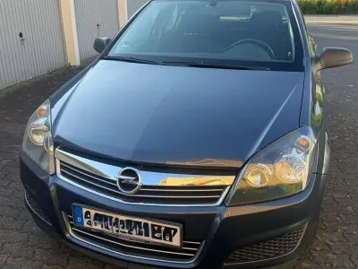 Używany Opel Astra 90 KM (66 kW) 2009 Czarny Sedan/Limuzyna
