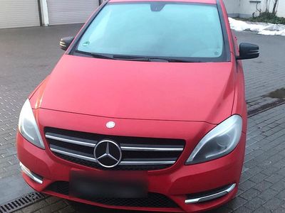 Gebraucht Mercedes B180 122 PS (89 kW) 2013 Rot Van / Kleinbus