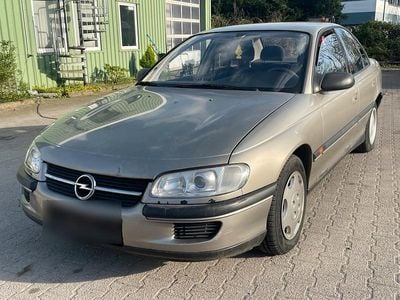 Begagnad Opel Omega 136 HK (100 kW) 1998 Guld Sedan