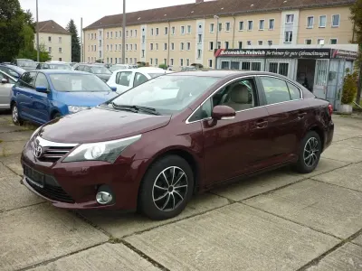 Gebraucht Toyota Avensis Executive 124 PS (91 kW) 2012 Rot Limousine