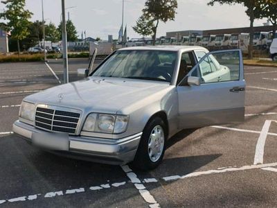 Second-hand Mercedes 200 136 CP (100 kW) 1993 Argintiu Berlinǎ