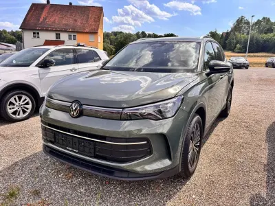 Gebraucht VW Tiguan Life 150 PS (110 kW) 2025 Cipressinogrün metallic SUV