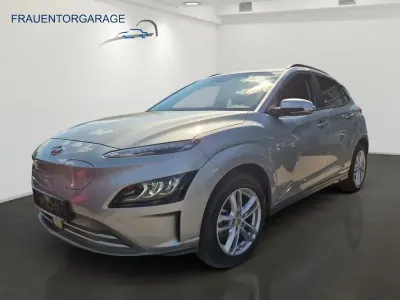 Gebraucht Hyundai Kona Basis 100 kW (136 PS) 2023 Silber SUV