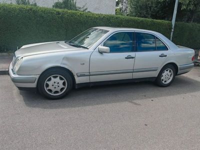 Mercedes E200