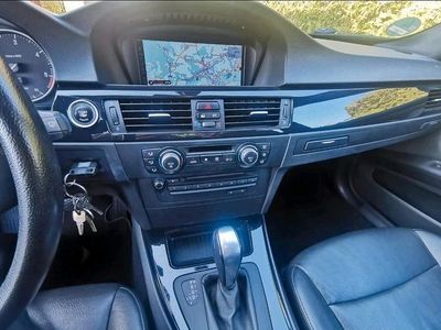Gebraucht BMW 320 177 PS (130 kW) 2009 Grau Limousine