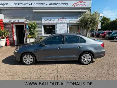Gebraucht VW Jetta 105 PS (77 kW) 2011 Grau Limousine