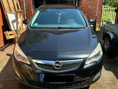 Gebraucht Opel Astra Edition 140 PS (102 kW) 2012 Schwarz Kombi