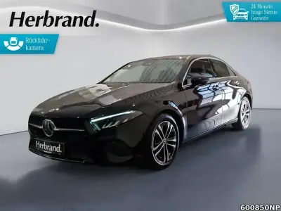 Gebraucht Mercedes A200 Progressive 163 PS (119 kW) 2023 Metalliclack kosmosschwarz Limousine