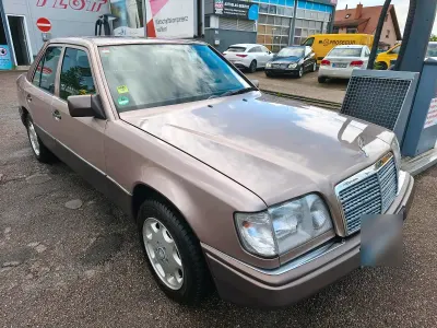 Brugt Mercedes E220 150 HK (110 kW) 1994 Guld Sedan