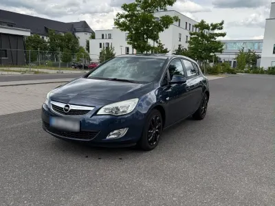 Gebraucht Opel Astra 140 PS (102 kW) 2011 Blau Kleinwagen