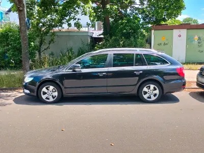 Gebraucht Skoda Superb 140 PS (102 kW) 2013 Schwarz Kombi
