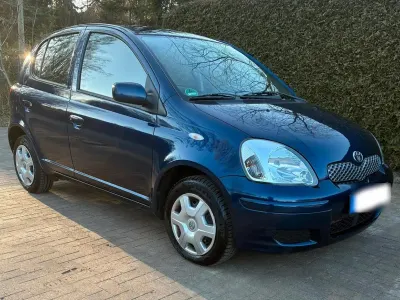 Używany Toyota Yaris 75 KM (55 kW) 2004 Niebieski Hatchback