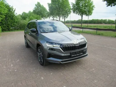 Neu Skoda Karoq SportLine 190 PS (139 kW) 2026 Grau SUV