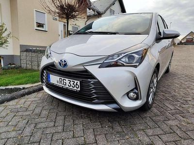 Gebraucht Toyota Yaris Hybrid Club 73 PS (53 kW) 2019 Silber Limousine