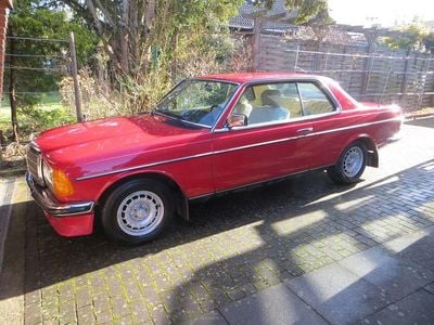 Gebraucht Mercedes 230 136 PS (100 kW) 1984 Rot Coupé