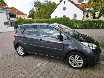 Gebraucht Toyota Verso-S Club 99 PS (72 kW) 2013 Grau Van / Kleinbus