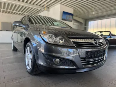 Gebraucht Opel Astra Edition 116 PS (85 kW) 2010 Grau Limousine