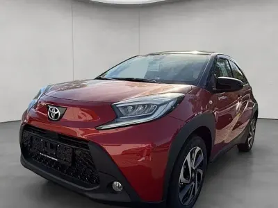 Neu Toyota Aygo X Play 72 PS (52 kW) 2025 Chili red / night sky bl SUV