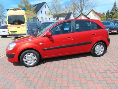 Begagnad Kia Rio 97 HK (71 kW) 2009 Röd Sedan
