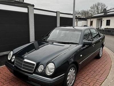 Gebraucht Mercedes E280 Elegance 204 PS (150 kW) 1997 Schwarz Limousine