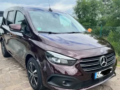 Gebraucht Mercedes T180 Edition 116 PS (85 kW) 2023 Rot Van / Kleinbus