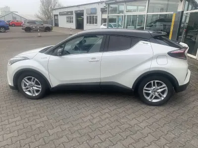 Gebraucht Toyota C-HR Style 98 PS (72 kW) 2017 White pearl (070)/ black (202) SUV