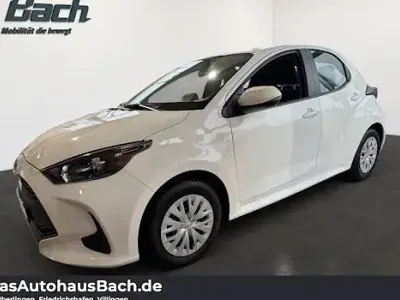 Gebraucht Toyota Yaris Comfort 72 PS (52 kW) 2023 Schneeweiß Kleinwagen