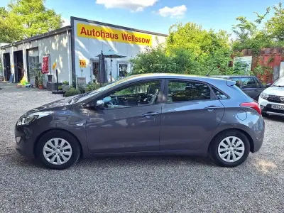 Gebraucht Hyundai i30 Classic 101 PS (74 kW) 2015 Grau Limousine