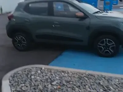 Usado Dacia Spring Extreme 47 kW (65 CV) 2023 Verde Utilitario
