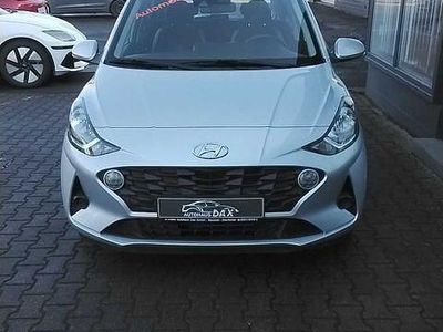 Silber Gebraucht 2022 Hyundai i10 Trend Kleinwagen | 14.990 €
