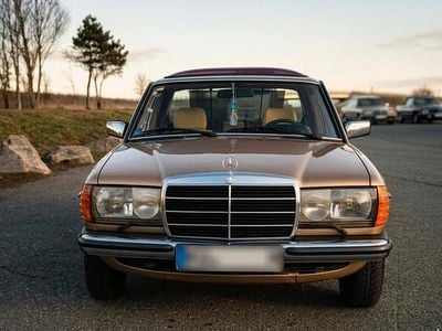 Usata Mercedes E230 136 CV (100 kW) 1983 Oro Berlina