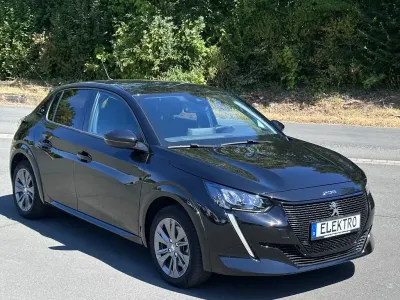 Gebraucht Peugeot e-208 Allure 100 kW (136 PS) 2023 Schwarz Kleinwagen